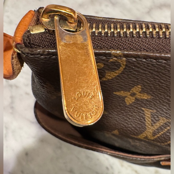 Louis Vuitton Monogram Leather Totally PM with Zipper Closure - Picture 5 of 10